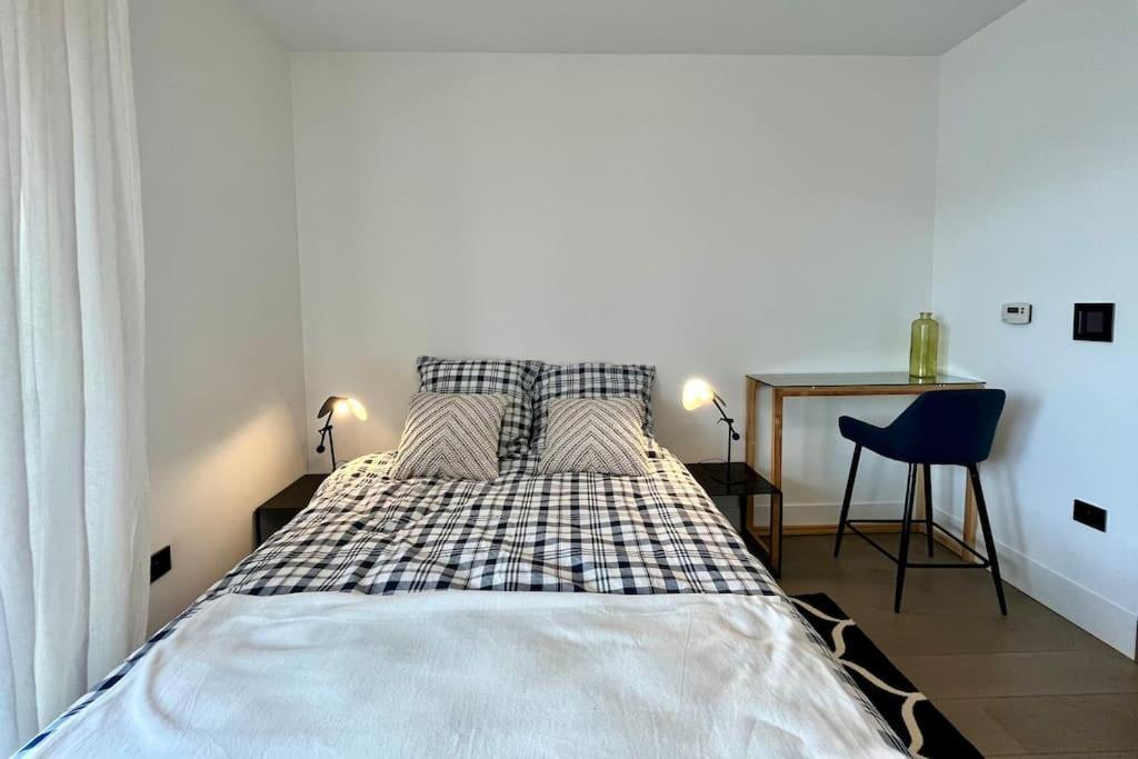 First Modern Studio/ Balcony/ Free Car Park/ 2p